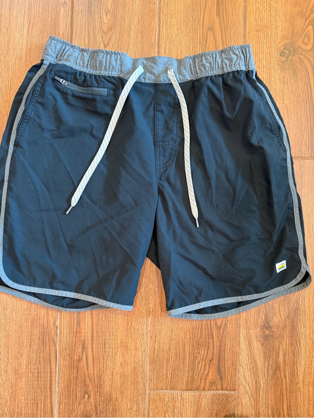 Vuori Black Athletic Shorts 7.5” pockets with Gray Trim / men’s medium